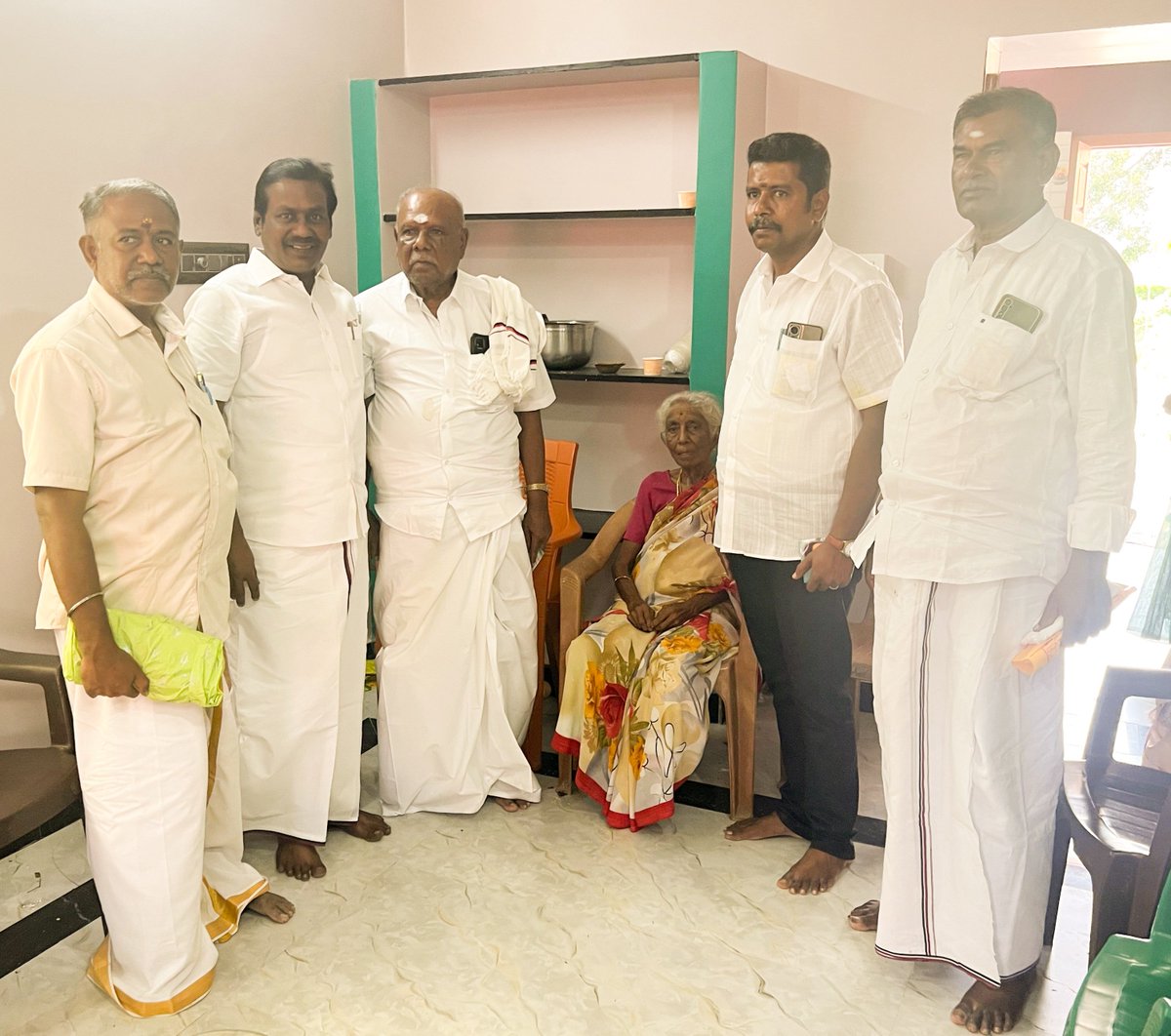 keeraitamilraja's tweet photo. பொன்னமராவதி முன்னாள் ஒன்றிய செயலாளர், மேலத்தாணியம் கை.நாகராஜன் இல்ல புதுமனை புகுவிழாவில் கலந்துக் கொண்டு வாழ்த்துகள் தெரிவித்தேன்.🌺🌺 https://t.co/SiRe8LGcBG