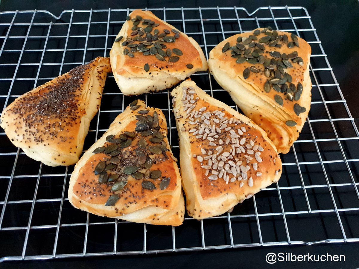 Silberkuchen's tweet photo. Frühstück .....die Brötchen sind fertig....#frühstück #breakfast #foodphotography #brötchen #weckle #dinkelbrötchen #gesundeernährung #healthyfood #foodblogeats #foodbloggerlife #foodforlife #foodpics #twinkies #homemade #homebaking #wievombäcker #selbstgemacht #bio #bio #news https://t.co/28ka3khKuK