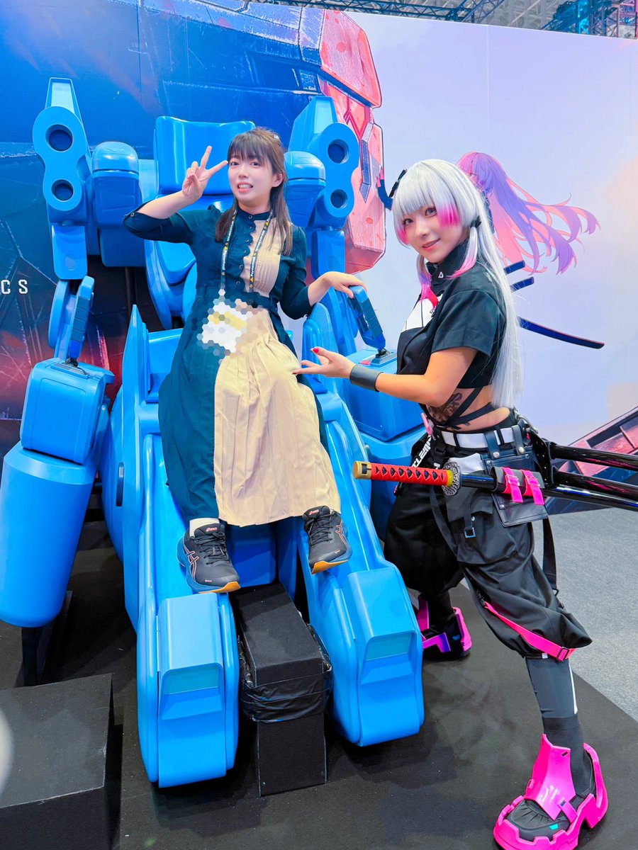 ayu_yozo's tweet photo. DMMGAMESの展示がでかくて「おおお…」と震えていたところ「Ayumi.さんじゃないですか…」と見つかりまして。
あれよあれよと、レイヤーさんとお写真撮らせていただきました🙇‍♀️
(有難や…)

 #恋姫大戦 ちらりと見れたらと思ったけど、隣の #マブラヴ の展示も凄かったのでみんな是非ー✨ https://t.co/aqxqwDnbOf