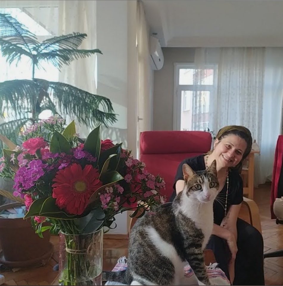 fatmayrr's tweet photo. Tuğba Tekerek ve kedisi Osman ayrı kaldı. Ama Tuğba ne demişti: 
“Gerçekler er ya da geç ortaya çıkacak. Lütfen daha fazla gecikmesin. Dayanışma mesajları çok kıymetli!” https://t.co/XmjKW7nAEc