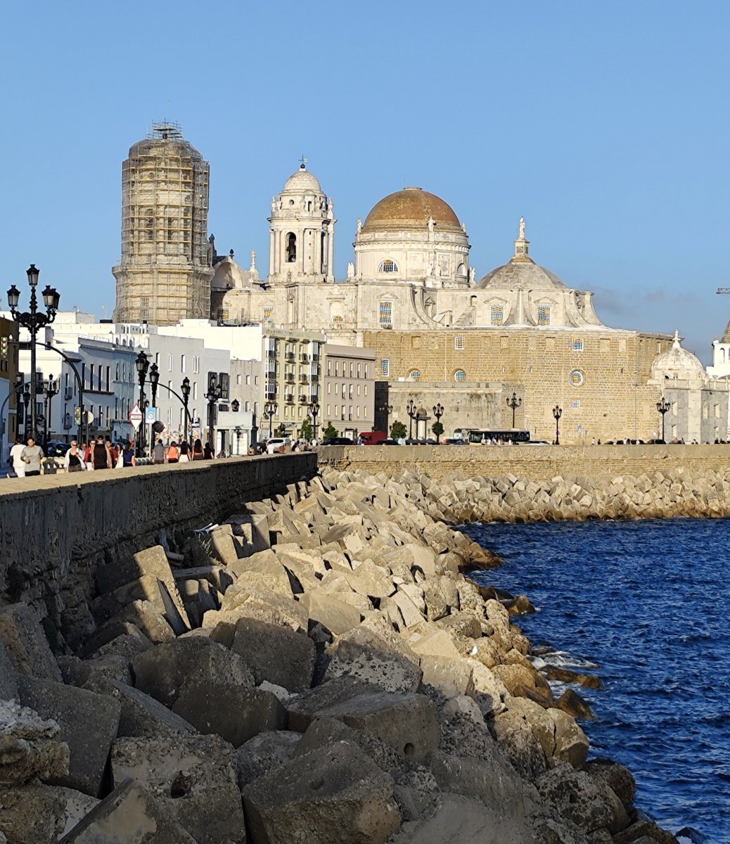 isl1965's tweet photo. A pesar de estar en el Atlántico, Cádiz parece una ciudad completamente mediterránea. Por historia, por monumentos, podría pasar por Sicilia o Malta, por ejemplo. 
Un gran descubrimiento. 😍👌 https://t.co/PqAIxv78HM