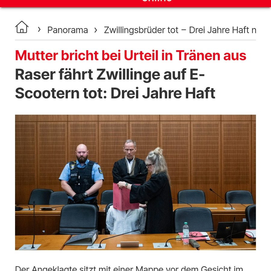 Markus_Krall's tweet photo. Für Merkels Goldstücke gilt ein anderes Recht. Syrer rast zwei Menschen tot und fährt einen zum Krüppel, 3 Jahre Haft, bei guter Führung raus nach 18 Monaten für 3 zerstörte Leben. 
Rolatornutzer sitzen für Stammtischgelaber seit bald 4 Jahren ohne Urteil. "Unsere Demokratie". https://t.co/6juAdkIvsA