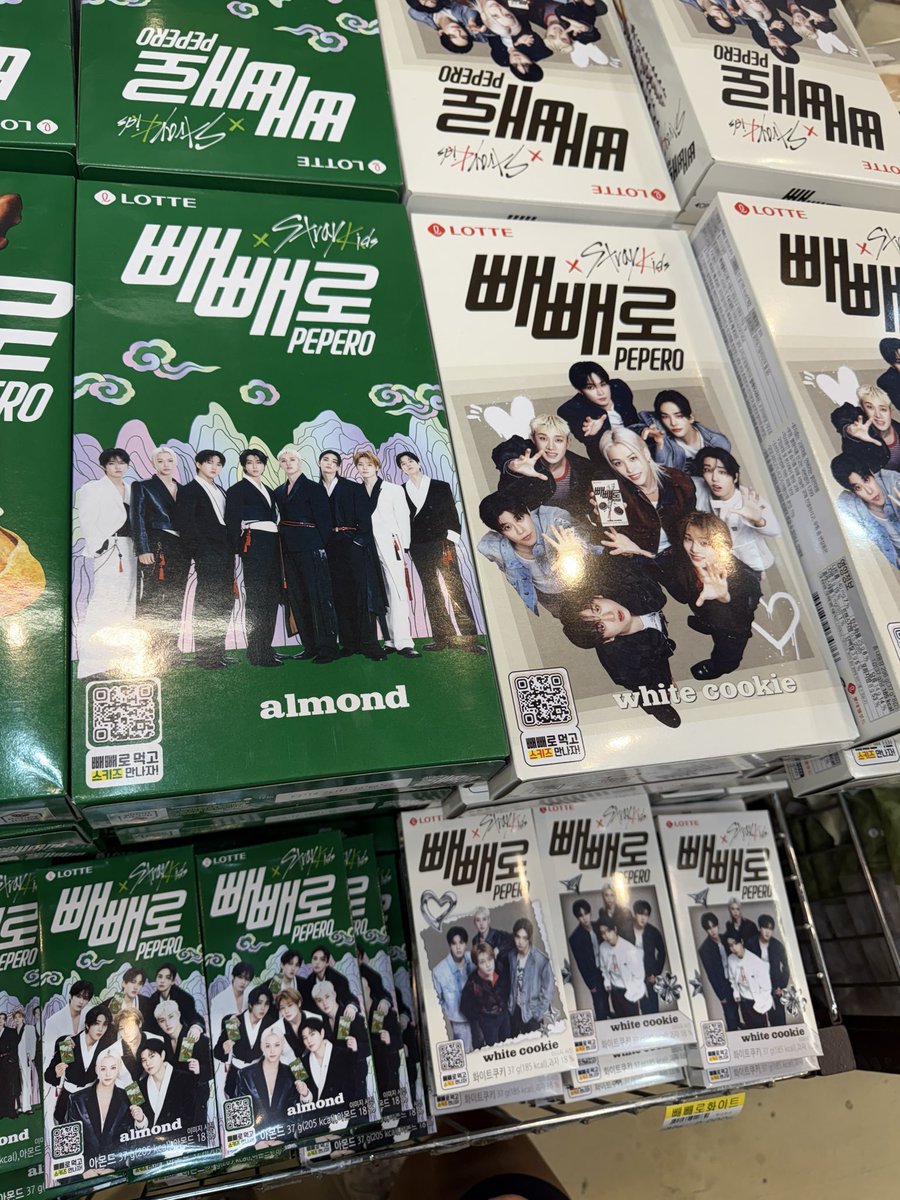 Csmk2209's tweet photo. เปเปโร่ลายใหม่แบบใหม่มาแล้วว ทั้งแบบกล่องใหญ่กล่องเล็กเลยย สวยนะเนี่ยย เข้าไทยได้เลยงับ พร้อมซื้อแล้ววว แต่ใด ๆ รอดูรสอื่นด้วย จามีไหมน้ออ https://t.co/PckJvw8rRC