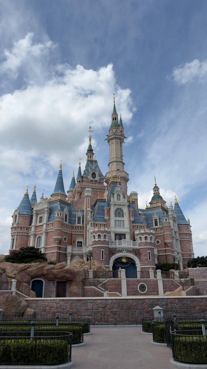 zloiboi1's tweet photo. Welcome to Shanghai Disneyland https://t.co/5KsYSbAG8t