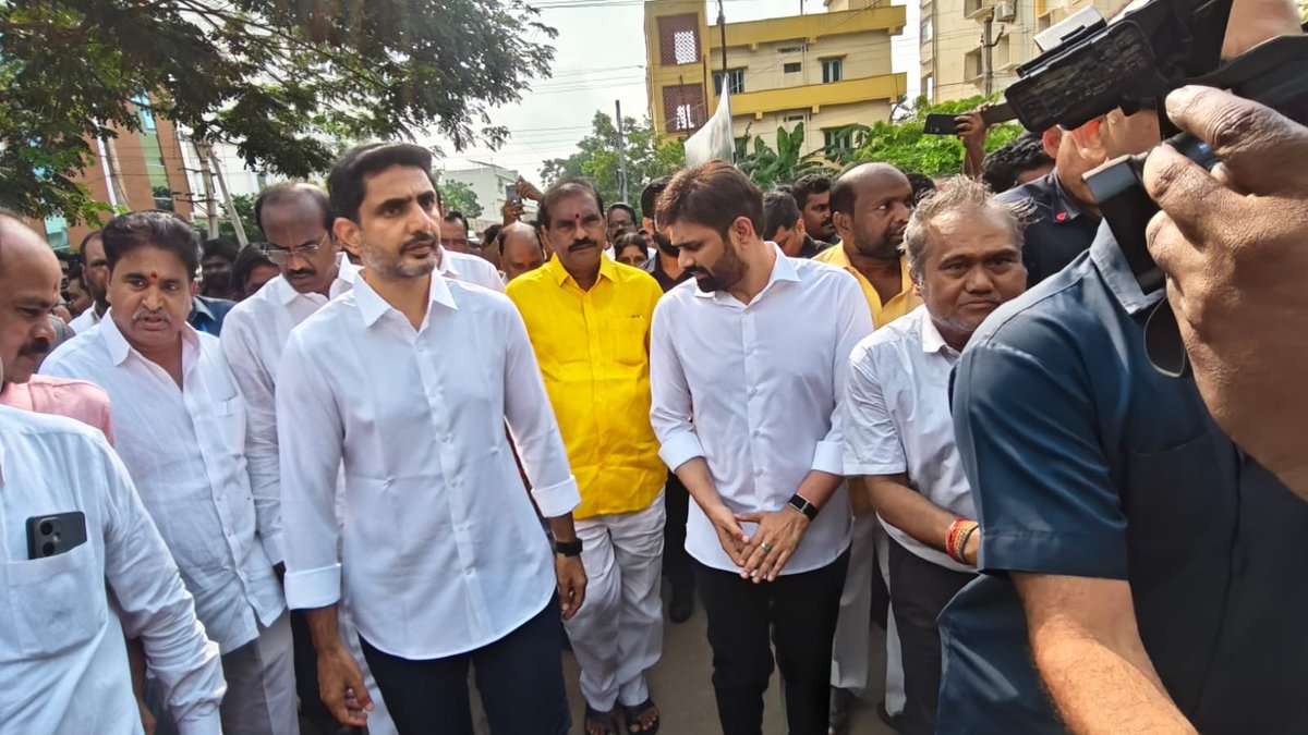 bosesavili's tweet photo. ఏలూరు:
మాజీ ఉప ముఖ్యమంత్రి, తెలుగుదేశం పార్టీ నాయకులు ఆళ్ళ న��ని గారి పార్థివ దేహానికి నివాళులర్పించి వారి కుటుంబ సభ్యులను పరార్శించిన మంత్రివర్యులు & తెలుగుదేశం పార్టి జాతీయ వర్కింగ్ ప్రెసిడెంట్ @naralokesh గారు...
#EluruPC
#iTDPforTDP https://t.co/vJ65GVnOXH