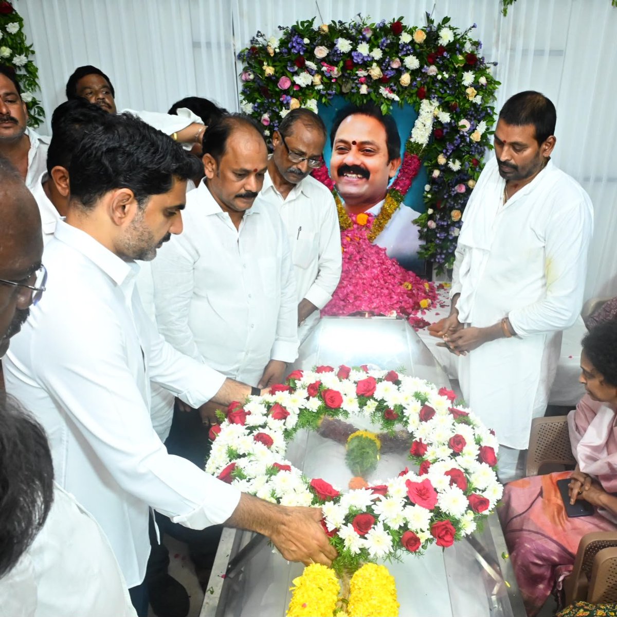 bosesavili's tweet photo. ఏలూరు:
మాజీ ఉప ముఖ్యమంత్రి, తెలుగుదేశం పార్టీ నాయకులు ఆళ్ళ న��ని గారి పార్థివ దేహానికి నివాళులర్పించి వారి కుటుంబ సభ్యులను పరార్శించిన మంత్రివర్యులు & తెలుగుదేశం పార్టి జాతీయ వర్కింగ్ ప్రెసిడెంట్ @naralokesh గారు...
#EluruPC
#iTDPforTDP https://t.co/vJ65GVnOXH