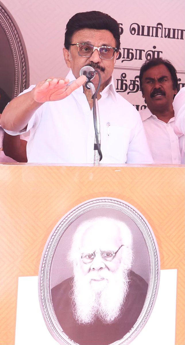 arivalayam's tweet photo. இன்று (17-09-2026), தந்தை பெரியாரின் பிறந்தநாள் மற்றும் சமூகநீதி நாளை முன்னிட்டு, கழகத் தலைவர் அவர்கள், சென்னை - அண்ணா சாலை, சிம்சன் அருகே உள்ள தந்தை பெரியாரின் சிலைக்கு மாலை அணிவித்தும், மலர் தூவியும் மரியாதை செலுத்தினார். பின்னர், அண்ணா அறிவாலயத்தில், கழக உடன்பிறப்புகளுடன் சமூகநீதி நாள் உறுதி ஏற்றார்.