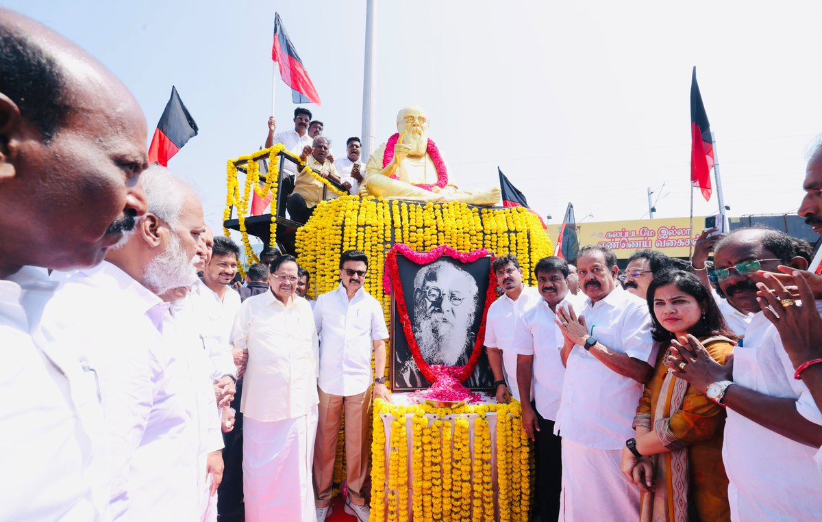 arivalayam's tweet photo. இன்று (17-09-2026), தந்தை பெரியாரின் பிறந்தநாள் மற்றும் சமூகநீதி நாளை முன்னிட்டு, கழகத் தலைவர் அவர்கள், சென்னை - அண்ணா சாலை, சிம்சன் அருகே உள்ள தந்தை பெரியாரின் சிலைக்கு மாலை அணிவித்தும், மலர் தூவியும் மரியாதை செலுத்தினார். பின்னர், அண்ணா அறிவாலயத்தில், கழக உடன்பிறப்புகளுடன் சமூகநீதி நாள் உறுதி ஏற்றார்.