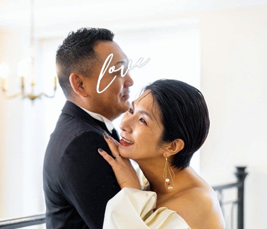 modelpress's tweet photo. くわばたりえ夫妻「ゼクシィ」11月号登場👰
今年50歳・結婚17周年迎えバウリニューアル

涙のファーストミート公開
📕9/18
https://t.co/rRAwMhuONQ

夫・英介さん「楽しいこともつらいことも乗り越えてきて良い顔をしている今の彼女の顔が好きです。人生が刻まれた今の顔が一番好き、一番きれい」 https://t.co/mA7jYKvtkc