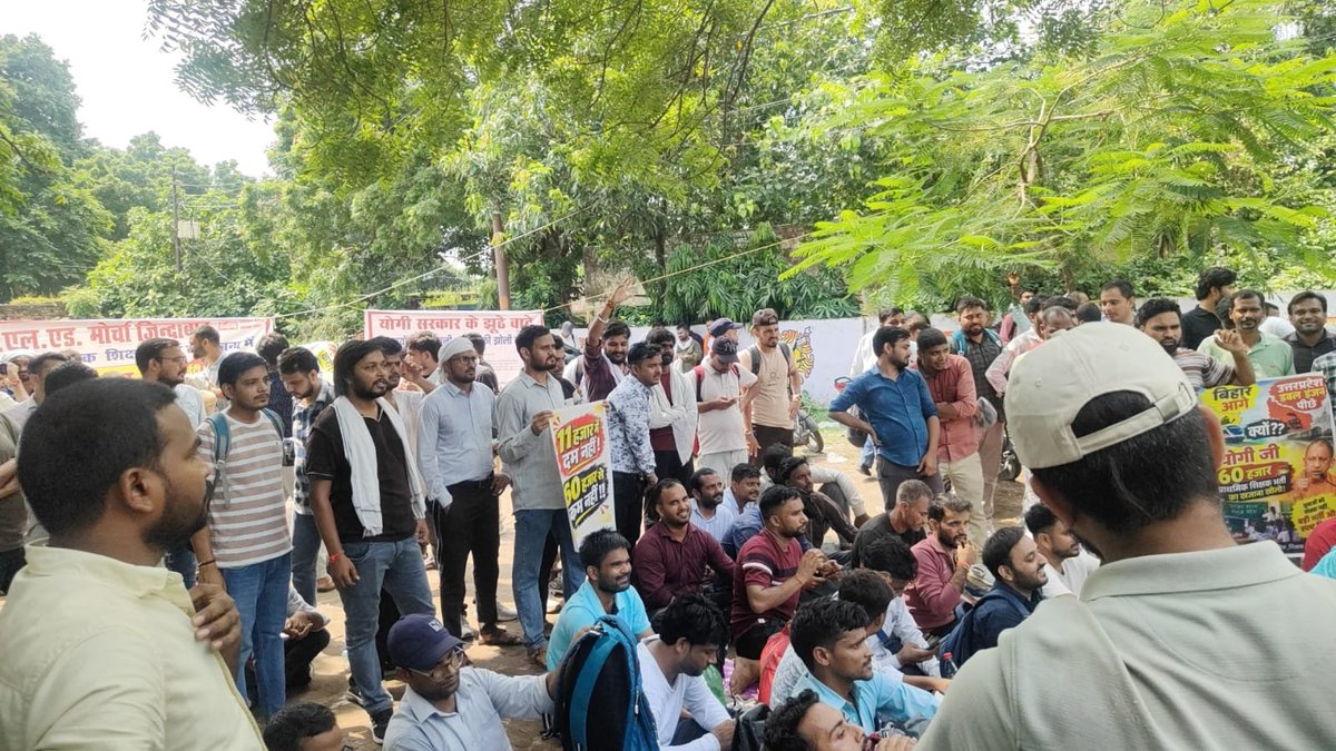 TeacherDreem's tweet photo. आज 17 सितंबर—प्रधानमंत्री नरेंद्र मोदी जी का जन्मदिन है।
इसी दिन लखनऊ के SCERT कार्यालय पर शिक्षक भर्ती के अभ्यर्थी अपनी मांग को लेकर जुटे हैं।

#60हजार_शिक्षक_भर्ती_दो
#राष्ट्रीय_बेरोजगार_दिवस 
#60k_शिक्षक_भर्ती #शिक्षक_भर्ती_यूपी 
#शिक्षामंत्री_इस्तीफा_दो #शिक्षकभर्ती https://t.co/CK6q2FeH8x