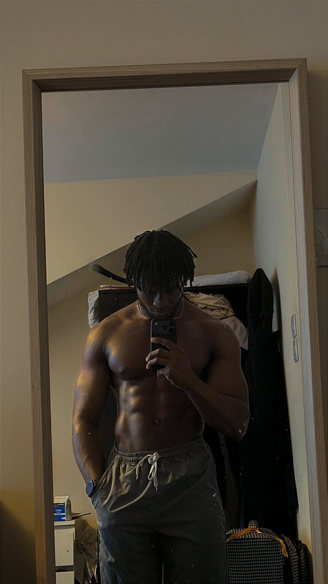 saxzy__'s tweet photo. To those that workout have a good day 🫶🏽. The rest, have a good day if you like🚶🏾‍♂️ https://t.co/Fw1pvMv9nb