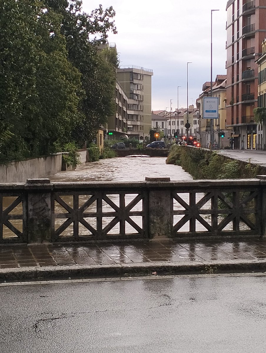 ComuneMonza's tweet photo. #Monzanews #meteo #maltempo #infoutili #dasapere
#Lambro: dalle ore 5 di questa mattina la situazione è monitorata dagli agenti della Polizia Locale e tecnici e dai volontari della Protezione Civile, posizionati sui ponti cittadini e in coordinamento operativo con il @ParcoVLambro .
I livelli del fiume Lambro sono sotto controllo; sono costantemente monitorati i valori anche a #Peregallo.
Al momento la viabilità cittadina è rallentata ma non si segnalano interruzioni.
#polizialocale
@ProvinciaMB