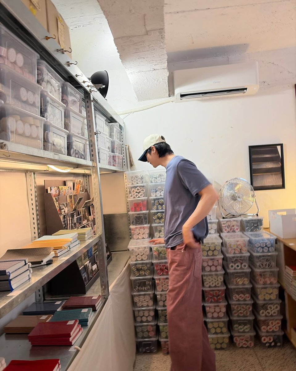 letstalkaboutKR's tweet photo. พี่อูซอก พาไปร้านเก๋ๆอีกแล้ว
ปักหมุดเก็บไว้ไปตามกันรอยกันได้เล้ยย😍

ร้านนี้ชื่อ “ALLWRITE” ย่านซอชน (Seochon) เป็นร้านเครื่องเขียน ไดอารี่ โปสการ์ด ของจุกจิก ของน่ารักเต็มไปหมด ~ 
ร้านสวย ไวป์ดี โคซี่ อบอุ่นมาก เดินดูของกันแบบเพลินๆเลยค่า 

รถไฟใต้ดินสถานี Gyeongbokgung ทางออก 2
📍 102 Chebu-dong Jongno-gu Seoul

#รีวิวเกาหลี