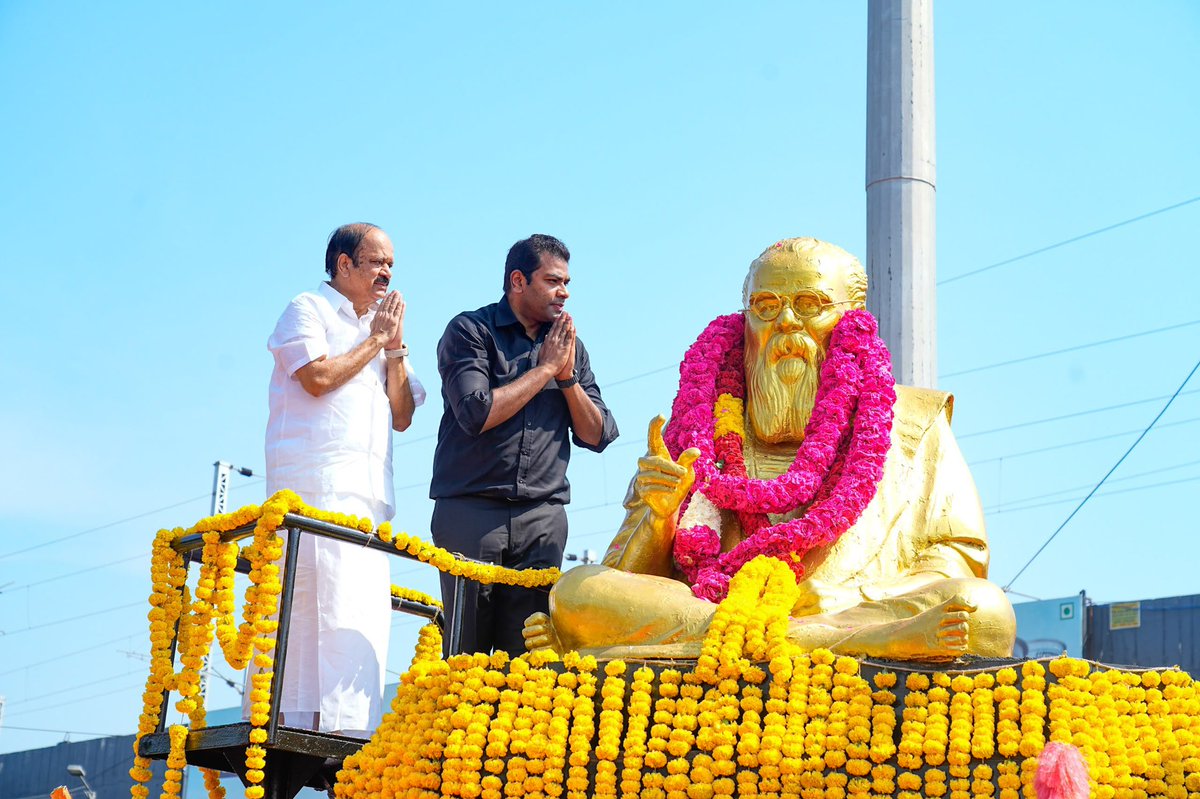 AadhavArjuna's tweet photo. 'மானமும் அறிவும் மனிதர்க்கு அழகு' என்று கூறி, தள்ளாத வயதிலும் சமத்துவத் தொண்டாற்றிய தந்தை பெரியாரின் 148 ஆவது பிறந்தநாளான இன்று, சென்னை - அண்ணா சாலையில் உள்ள அவரது திருவுருவ சிலைக்கு தமிழ்நாடு அரசு சார்பாக மாண்புமிகு பேரவைத் தலைவர், அமைச்சர் பெருமக்கள் ஆகியோர் மாலை அணிவித்து மரியாதை செலுத்தினோம்.

'சமத்துவம், சுயமரியாதை, சமூகநீதி' என்ற கோட்பாட்டின் அடிப்படையில் தமிழக மக்கள் வாழ்வில் வெளிச்சம் பாய்ச்சிக் கொண்டிருக்கும் தந்தை பெரியாரின் புகழைப் போற்றுவோம்.

வாழ்க பெரியார்!
வளர்க அவர்தம் சுயமரியாதைத் தொண்டு!