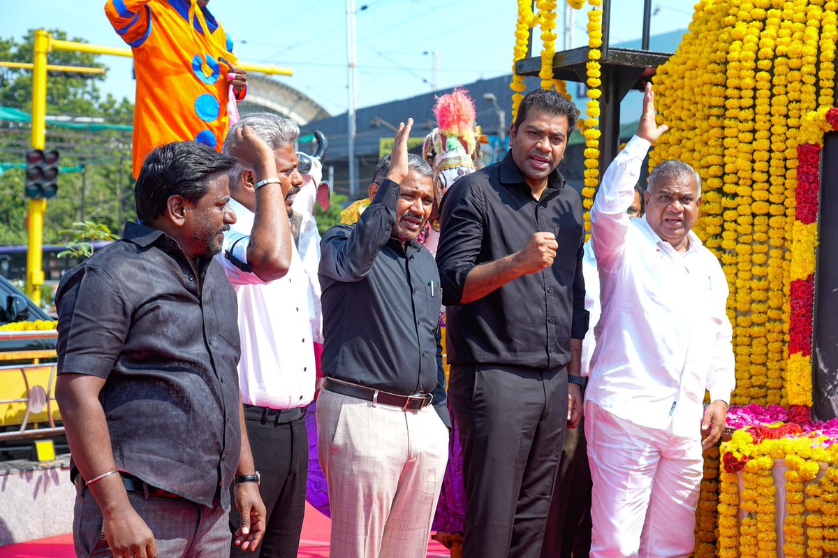 AadhavArjuna's tweet photo. 'மானமும் அறிவும் மனிதர்க்கு அழகு' என்று கூறி, தள்ளாத வயதிலும் சமத்துவத் தொண்டாற்றிய தந்தை பெரியாரின் 148 ஆவது பிறந்தநாளான இன்று, சென்னை - அண்ணா சாலையில் உள்ள அவரது திருவுருவ சிலைக்கு தமிழ்நாடு அரசு சார்பாக மாண்புமிகு பேரவைத் தலைவர், அமைச்சர் பெருமக்கள் ஆகியோர் மாலை அணிவித்து மரியாதை செலுத்தினோம்.

'சமத்துவம், சுயமரியாதை, சமூகநீதி' என்ற கோட்பாட்டின் அடிப்படையில் தமிழக மக்கள் வாழ்வில் வெளிச்சம் பாய்ச்சிக் கொண்டிருக்கும் தந்தை பெரியாரின் புகழைப் போற்றுவோம்.

வாழ்க பெரியார்!
வளர்க அவர்தம் சுயமரியாதைத் தொண்டு!