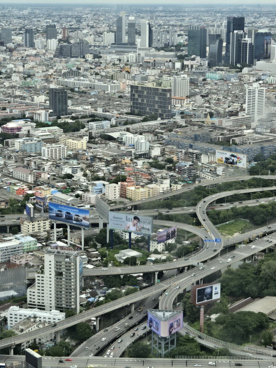 naravitaminz's tweet photo. iklan pond naravit yg super gede bertarung sm iklan mobil dan motor dhsjsk 😂 dr jauh bgt pun msh keliatan adsnya wkwk.

cr: mynamwhann https://t.co/xYIg1hx56L