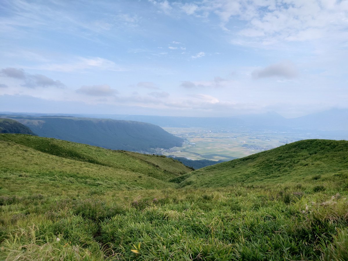 saturn2002jp's tweet photo. ポケふた候補地巡りの旅

熊本県ポケふた無いからココに設置しよ！
熊本市から下道で50km以上車で走るけどꉂ🤣𐤔
大観峰！
絶景すぎる！心が洗われる！

観てみろ！人がゴミの様だ！
↑ラピュタ  ムスカ名言集より

 #ポケふた
 #ポケモンGo
 #大観峰
 #阿蘇市
 #ラピュタ https://t.co/aS8tqm5DZo