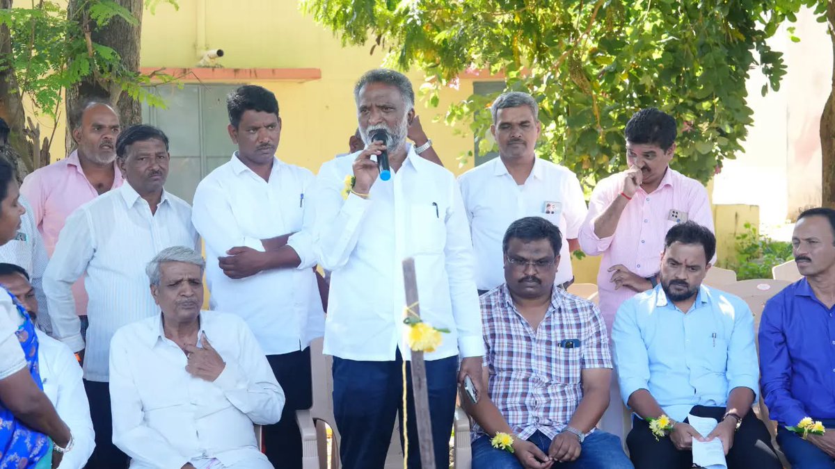 KSBasavanthappa's tweet photo. ದಾವಣಗೆರೆ ಜಿಲ್ಲೆಯ ಕುರ್ಕಿ ಗ್ರಾಮದ ಶಾಲೆಯ ವಿದ್ಯಾರ್ಥಿನಿಯರು ಶಾಲೆಯಲ್ಲಿ ಶೌಚಾಲಯದ ಕೊರತೆಯಿಂದ ಎದುರಿಸುತ್ತಿದ್ದ ಸಮಸ್ಯೆಯನ್ನು ಮನವರಿಕೆ ಮಾಡಿಕೊಂಡು, ಶೌಚಾಲಯ ನಿರ್ಮಿಸಿಕೊಡುವಂತೆ ಮನವಿ ಸಲ್ಲಿಸಿದ್ದರು. ವಿದ್ಯಾರ್ಥಿನಿಯರ ಮನವಿಗೆ 24 ಗಂಟೆಯೊಳಗೆ ಸ್ಪಂದನೆ. #KSBasavanthappa #KSBasavanthappaFans #StudentWelfare #Students https://t.co/Xu5dQcHpDi