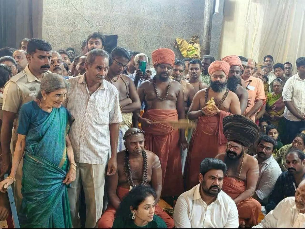 SiluvaM_'s tweet photo. இவுங்களுக்கு எப்படி VIP பாஸ் கிடைச்சது ?? 

ஜல்லிகட்டுல இன்பநிதி முதல் சீட்டுல ஒக்காந்துட்டாருனு கூவுன நடுநிலை அன்பர்கள் இருக்கீங்களா ?

இதை கொஞ்சம் கேளுங்கயா https://t.co/nZo2z24478