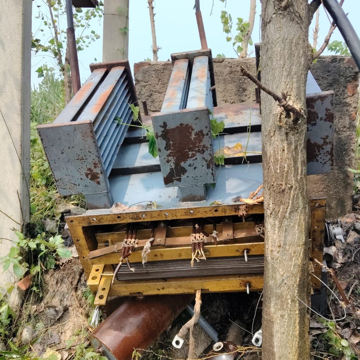 mhkhan87's tweet photo. आज रात को मेरे 250KVA का ट्रांसफॉर्मर चोरों द्वारा उसका पूरा तेल निकल कर उसको अपनी जगह से उल्टा दिया है।
@MVVNLHQ से मेरा सवाल
हम सबसे बड़े उपभोक्ता और हमेसा टाइम्स पर बिजली बिल जमा करते 
ये काम किसके इशारे पर हुआ है?
मेरी लाइन क्यूँ कटी,किसके कहने पर कटी गयी?
इसमे कौन शामिल है? https://t.co/wbV89xCyXw