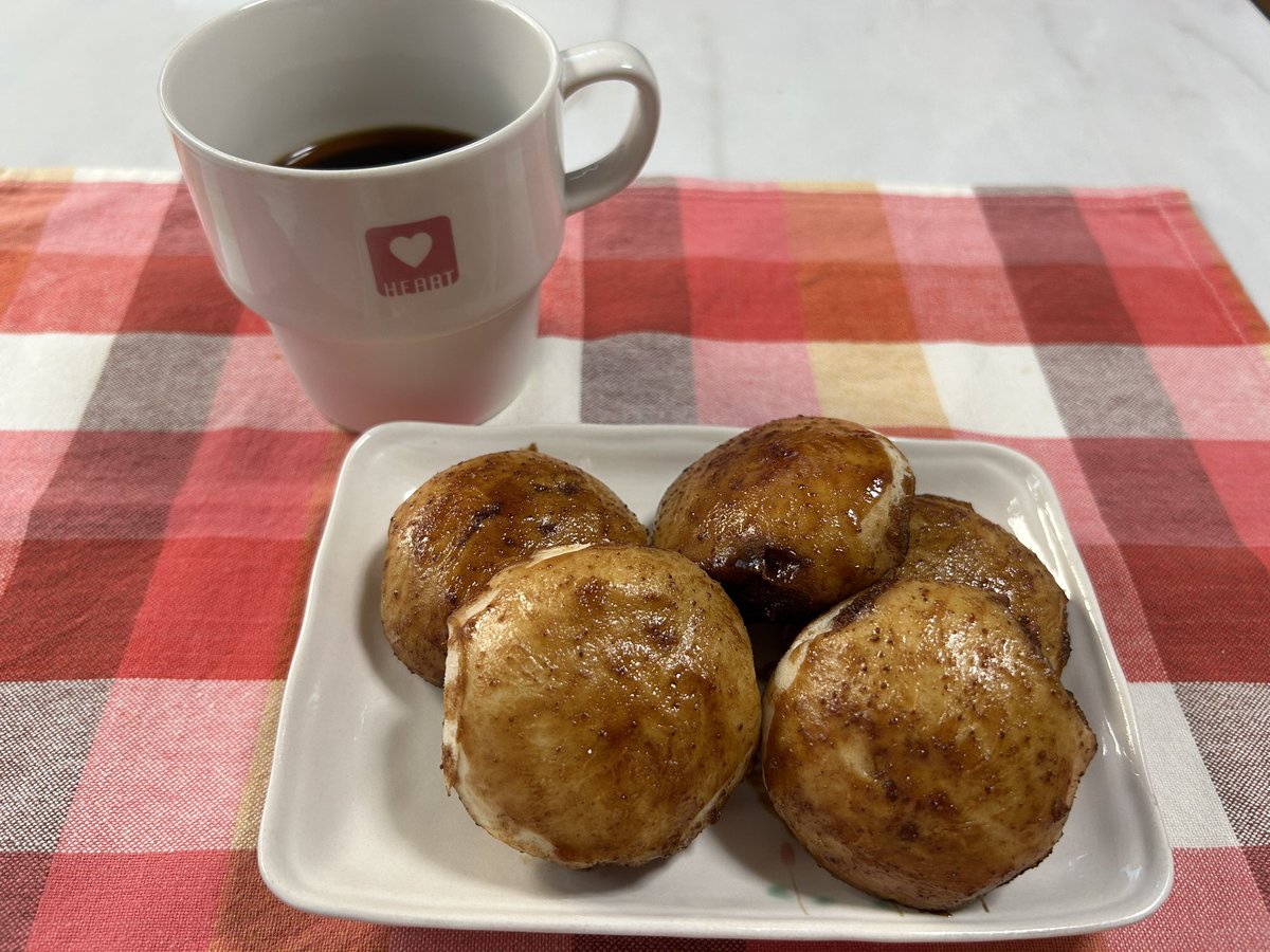 shoizu's tweet photo. 本日のおやつは群馬名物 焼きまんじゅう🍡先日の弾丸旅のお土産

翔ちゃんが真剣遊戯で焼きまんじゅうフェスの話題の時にうっかり味一緒では❓とか言ってたけど、土産物店で数ある焼きまんじゅうの中からお友達が勧めてくれた品がコレで、きっと味は店それぞれなのだよ翔ちゃん‼️ https://t.co/296zw4ALka