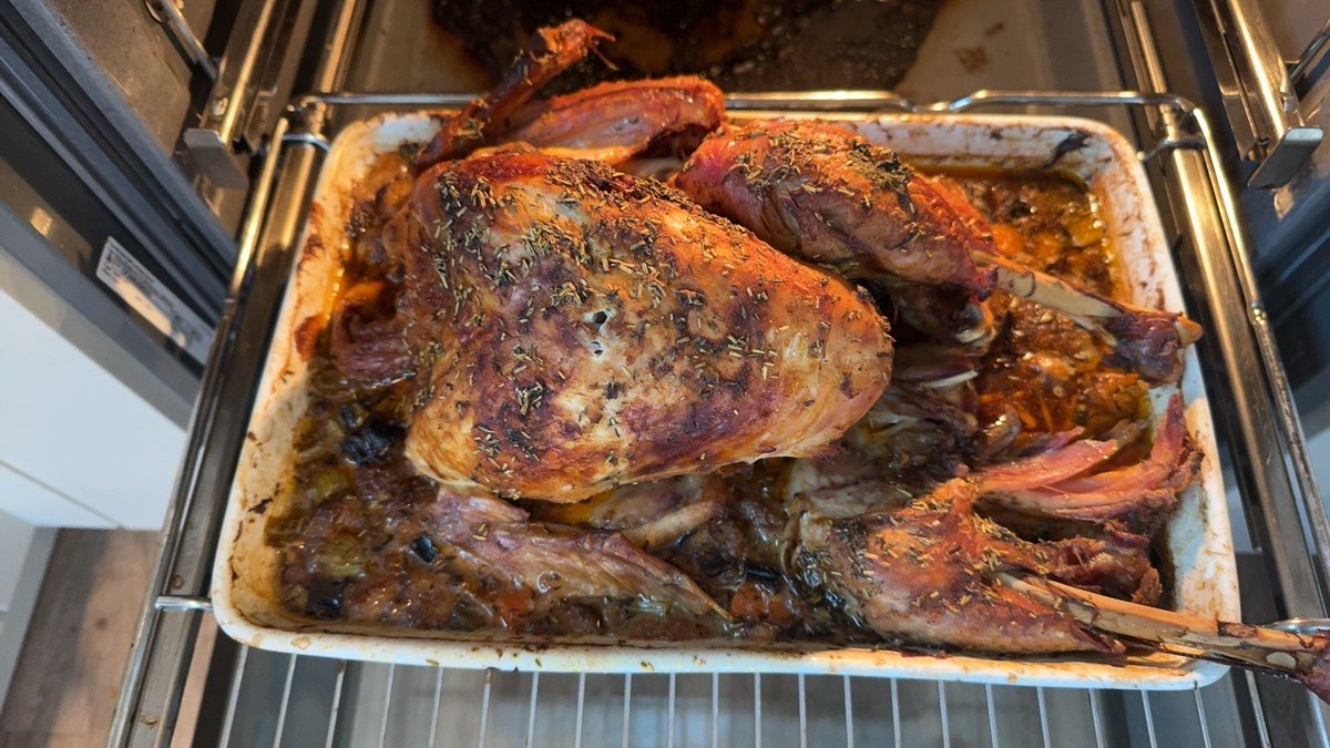 aelsx936982's tweet photo. This Christmas, our special roasted turkey feast paired with spiced eggnog is the perfect cozy treat for your gatherings—limited stock available!， https://t.co/KpR3TlhKUP