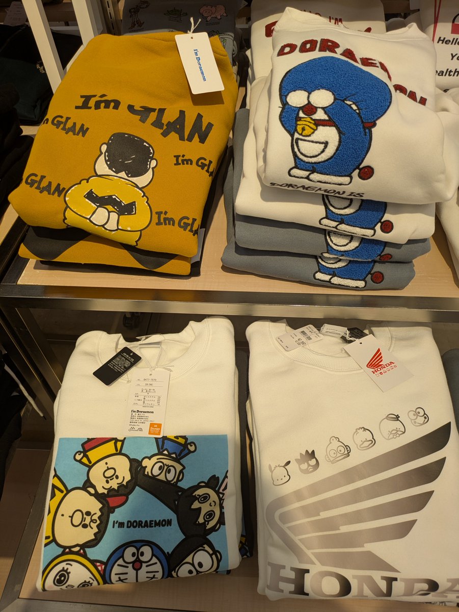 dorakaze174951's tweet photo. イオン行ったら売ってたんだけど、何とのコラボ！？顔隠してるドラえもん可愛すぎる、欲しい😍裏起毛だったから冬物かな https://t.co/7QgqfyGnij