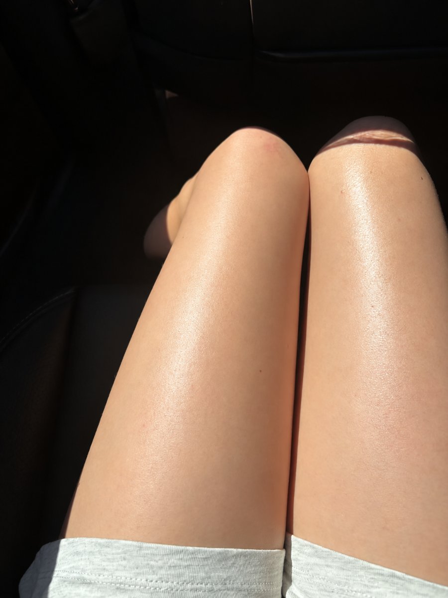 saho794's tweet photo. GIRLS, I need to tell you one more thing 😭

I thought this orange-and-white combo
was only changing how my back looked.

But I started using it on my legs too
and the difference in how smooth they look?!
If strawberry legs have been making you hide your legs,
look at this. 🍓
https://t.co/dnxQ6FY9fq