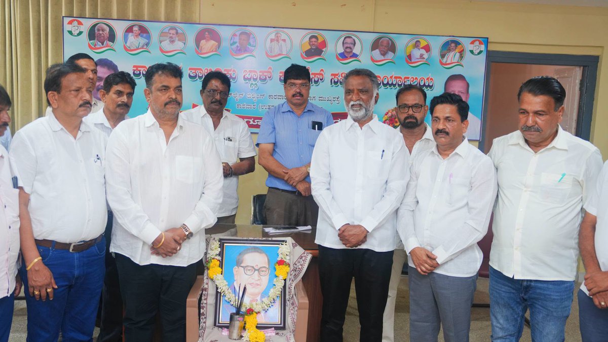 KSBasavanthappa's tweet photo. ಕಾರವಾರದಲ್ಲಿ ಪಕ್ಷ ಸಂಘಟನೆಗೆ ಹೊಸ ಬಲ!
ಉತ್ತರಕನ್ನಡ ಪ್ರವಾಸದ ಸಂದರ್ಭದಲ್ಲಿ ಕಾರವಾರ ಬ್ಲಾಕ್ ಕಾಂಗ್ರೆಸ್ ಕಚೇರಿಗೆ ಭೇಟಿ ನೀಡಿ, ಮುಖಂಡರು, ಪದಾಧಿಕಾರಿಗಳು ಹಾಗೂ ಕಾರ್ಯಕರ್ತರೊಂದಿಗೆ ಪಕ್ಷ ಸಂಘಟನೆ ಮತ್ತು ಜನಪರ ಕಾರ್ಯಗಳ ಕುರಿತು ಮಹತ್ವದ ಚರ್ಚೆ ನಡೆಸಿದೆ. #KSBasavanthappa #Karwar #UttaraKannada #KarnatakaCongress First https://t.co/wnspvK8Nq9