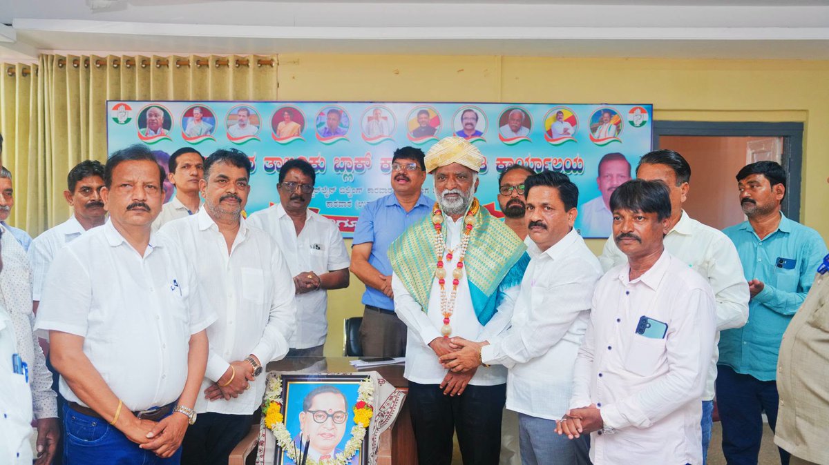 KSBasavanthappa's tweet photo. ಕಾರವಾರದಲ್ಲಿ ಪಕ್ಷ ಸಂಘಟನೆಗೆ ಹೊಸ ಬಲ!
ಉತ್ತರಕನ್ನಡ ಪ್ರವಾಸದ ಸಂದರ್ಭದಲ್ಲಿ ಕಾರವಾರ ಬ್ಲಾಕ್ ಕಾಂಗ್ರೆಸ್ ಕಚೇರಿಗೆ ಭೇಟಿ ನೀಡಿ, ಮುಖಂಡರು, ಪದಾಧಿಕಾರಿಗಳು ಹಾಗೂ ಕಾರ್ಯಕರ್ತರೊಂದಿಗೆ ಪಕ್ಷ ಸಂಘಟನೆ ಮತ್ತು ಜನಪರ ಕಾರ್ಯಗಳ ಕುರಿತು ಮಹತ್ವದ ಚರ್ಚೆ ನಡೆಸಿದೆ. #KSBasavanthappa #Karwar #UttaraKannada #KarnatakaCongress First https://t.co/wnspvK8Nq9