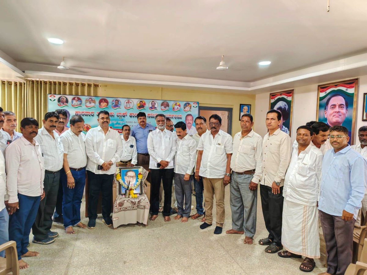 KSBasavanthappa's tweet photo. ಕಾರವಾರದಲ್ಲಿ ಪಕ್ಷ ಸಂಘಟನೆಗೆ ಹೊಸ ಬಲ!
ಉತ್ತರಕನ್ನಡ ಪ್ರವಾಸದ ಸಂದರ್ಭದಲ್ಲಿ ಕಾರವಾರ ಬ್ಲಾಕ್ ಕಾಂಗ್ರೆಸ್ ಕಚೇರಿಗೆ ಭೇಟಿ ನೀಡಿ, ಮುಖಂಡರು, ಪದಾಧಿಕಾರಿಗಳು ಹಾಗೂ ಕಾರ್ಯಕರ್ತರೊಂದಿಗೆ ಪಕ್ಷ ಸಂಘಟನೆ ಮತ್ತು ಜನಪರ ಕಾರ್ಯಗಳ ಕುರಿತು ಮಹತ್ವದ ಚರ್ಚೆ ನಡೆಸಿದೆ. #KSBasavanthappa #Karwar #UttaraKannada #KarnatakaCongress First https://t.co/wnspvK8Nq9
