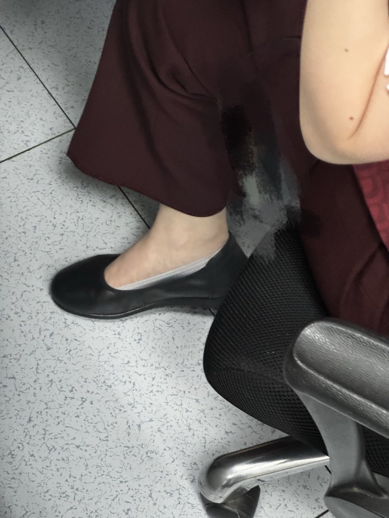 BlackJockens's tweet photo. 最爱的灰色，要是在车里，直接就把她鞋脱了，闻一遍穿着袜子湿乎乎的脚丫子，再拿船袜套在上面，让她给我🦌出来 https://t.co/b6mTHU1mY8