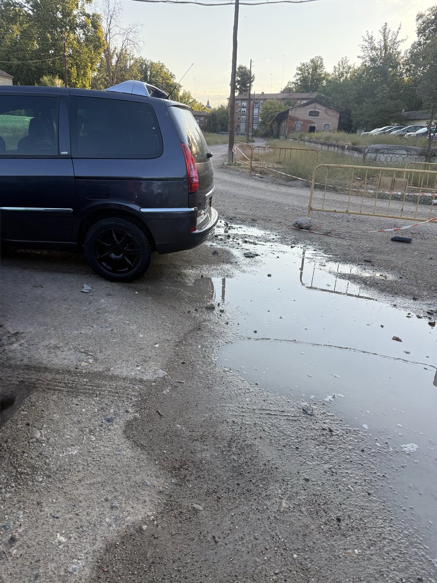 BeatrizSofio's tweet photo. @Ayto_Aranjuez @AranjuezHeraldo @ccooayto Es el parking provisional de la estación y el trayecto andando hasta la misma. Y hoy es de día, de noche a la velocidad que van los coches es bastante peligroso. No hay paso directo para llegar a la estación ni para cruzar al otro lado https://t.co/xEjEQa2xwS