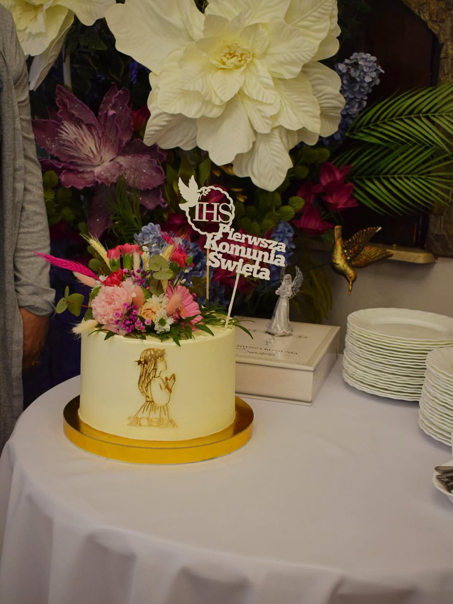 DillonHemloi's tweet photo. Communion season is in full swing. Starting with the table decorations and a beautiful cake by @skrzypek4646. @doloresbiegun, thank you for your trust. More photos from this event are coming soon. https://t.co/Ecph4vCZyy