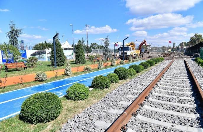 tugaykartal_nl's tweet photo. Bisiklet yolu, Sirkeci Kazlıçeşme arasında demiryolundan biri yok edilerek yapıldığı gibi değil, fotoğrafta görüldüğü gibi karayolundan çalınarak yapılır, https://t.co/CJ2c3aUsJG