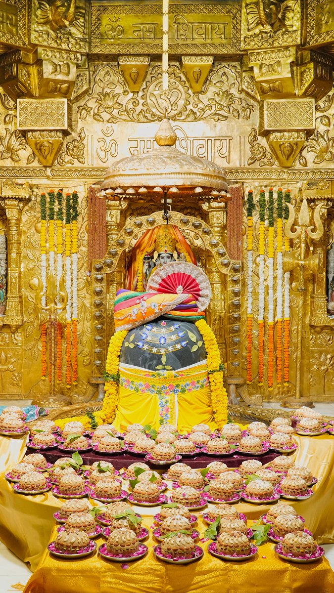 Somnath_Temple's tweet photo. श्री सोमनाथ महादेव मंदिर,
प्रथम ज्योतिर्लिंग - गुजरात (सौराष्ट्र) 
दिनांक: 17 सितंबर 2026, भाद्रपद शुक्ल षष्ठी - गुरुवार
मध्याह्न श्रृंगार
092611105
#somnath #mahadev #shivji
#bhakti #somnathlivedarshan #somnathtemple #JaiSomnath #SomnathSwabhimaanParv

Whatsapp Channel Daily Darshan https://t.co/sndKP0fuKq