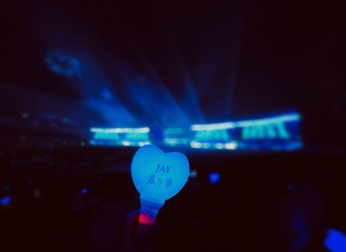 ContessaStkrjh's tweet photo. My first concert was this amazing. I thought tickets were impossible to get, but Cindy’s beginner’s luck got us 2 tickets before the scalpers. I’ve listened to Jay Chou since elementary school. Not a hardcore fan, but his classics still make me hum https://t.co/6uKtWKjrWB