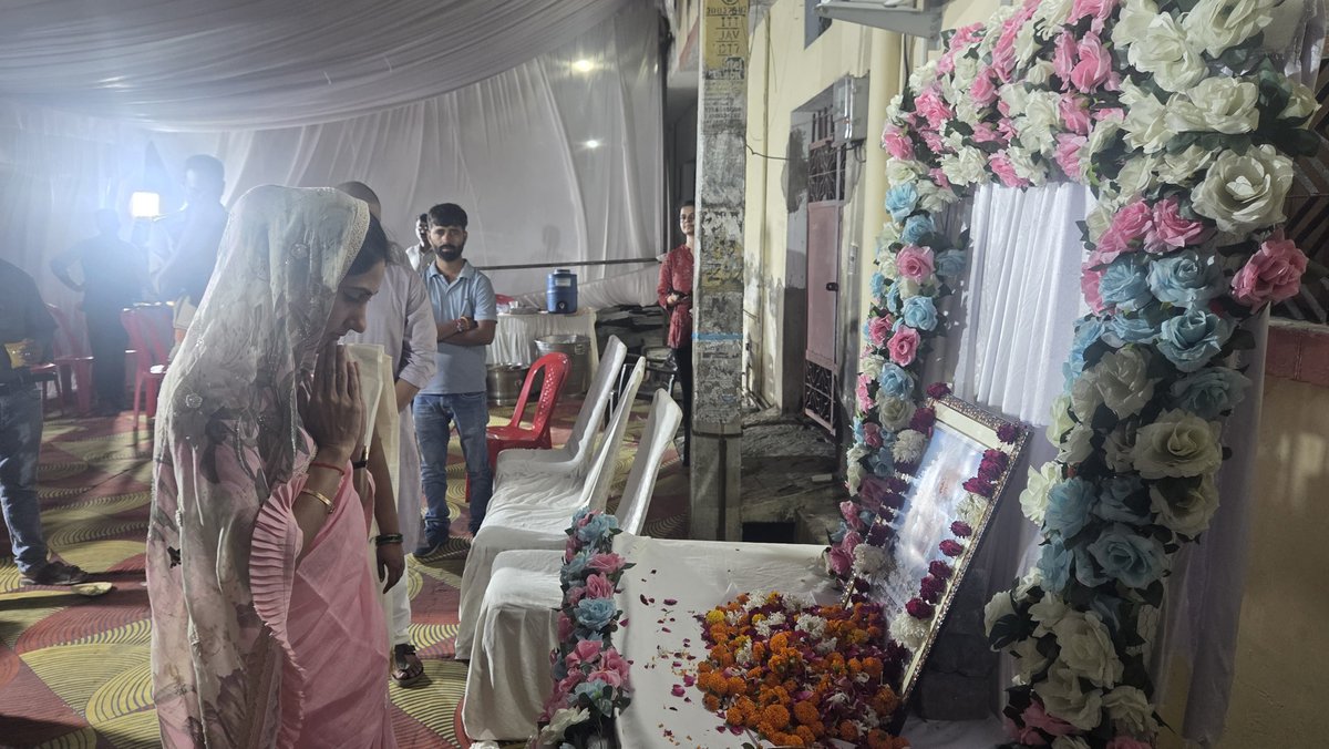 AditiSinghRBL's tweet photo. कल रायबरेली सदर के जवाहर विहार कॉलोनी में स्व० डॉ० जगदीश कुमार श्रीवास्तव जी एवं अमर नगर में स्व० मुन्नेलाल (फौजी) जी के त्रयोदश संस्कार/शांति भोज में सम्मिलित होकर उनके चित्र पर श्रद्धांजलि अर्पित की एवं परिजनों से भेंट कर ढांढस बंधाया।

ईश्वर दिवंगत पुण्यात्माओं को अपने श्रीचरणों में स्थान दें।

ॐ शांति!