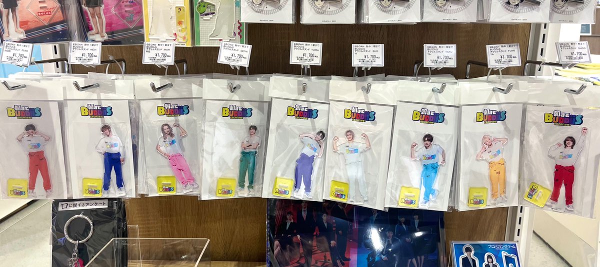 treevillage_yok's tweet photo. ✨️新商品✨️

『EBiDAN熱中！ #朝までBUDDiiS 』

#BUDDiiS の個性際立つ9人が、思わず朝まで熱中してしまうようなやみつき＆没頭企画に全力で挑戦する番組💪

一部公式グッズお取り扱い開始いたしました🌟

･アクリルスタンド
･トレーディングステッカーセット（全18絵柄/2枚入）
･トレーディング缶バッジ（全9種/1個入）

#ツリビレ横浜 にてバディの皆様のご来店お待ちしております💛

#朝バディ #EBiDAN