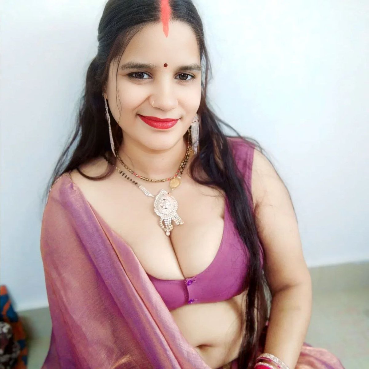 Thanostyl's tweet photo. Desi insta influencer 
Her insta I'd @ sarekha.y

https://t.co/sxEmAohmlv
#desi #bhabi #aunty #insta https://t.co/mc8uan3tbv