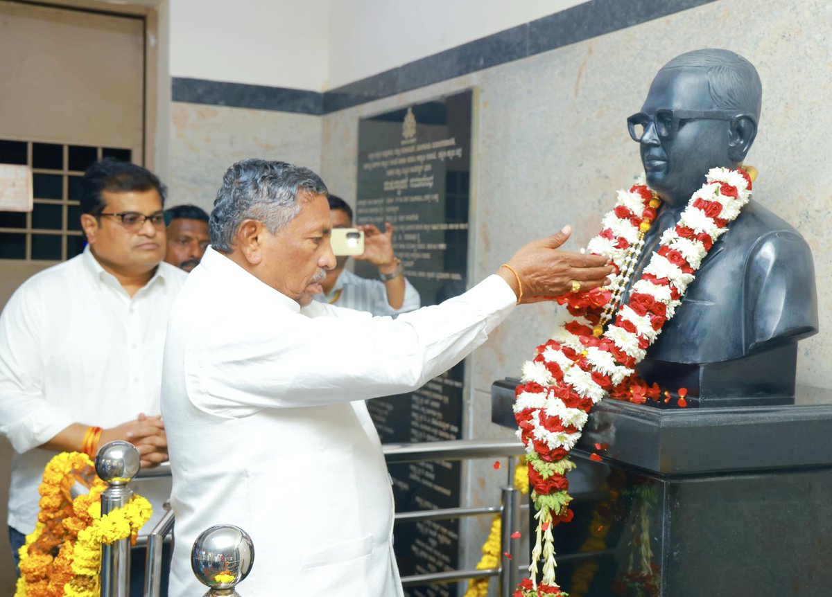 SWDGoK's tweet photo. ಮಾನ್ಯ ಸಮಾಜ ಕಲ್ಯಾಣ ಸಚಿವರಾದ ಡಾ. ಕೆ.ಹೆಚ್. ಮುನಿಯಪ್ಪ ಅವರು ಇಂದು ಮಂಗಳೂರಿನ ಡಾ. ಬಿ.ಆರ್. ಅಂಬೇಡ್ಕರ್ ಭವನಕ್ಕೆ ಭೇಟಿ ನೀಡಿ, ಸಂವಿಧಾನ ಶಿಲ್ಪಿ, ಭಾರತರತ್ನ ಡಾ. ಬಿ.ಆರ್. ಅಂಬೇಡ್ಕರ್ ಅವರ ಪುತ್ಥಳಿಗೆ ಪುಷ್ಪ ನಮನ ಸಲ್ಲಿಸಿದರು.

#SocialWelfare #SocialJustice #Mangaluru #DakshinaKannada https://t.co/gco1WpY3ES