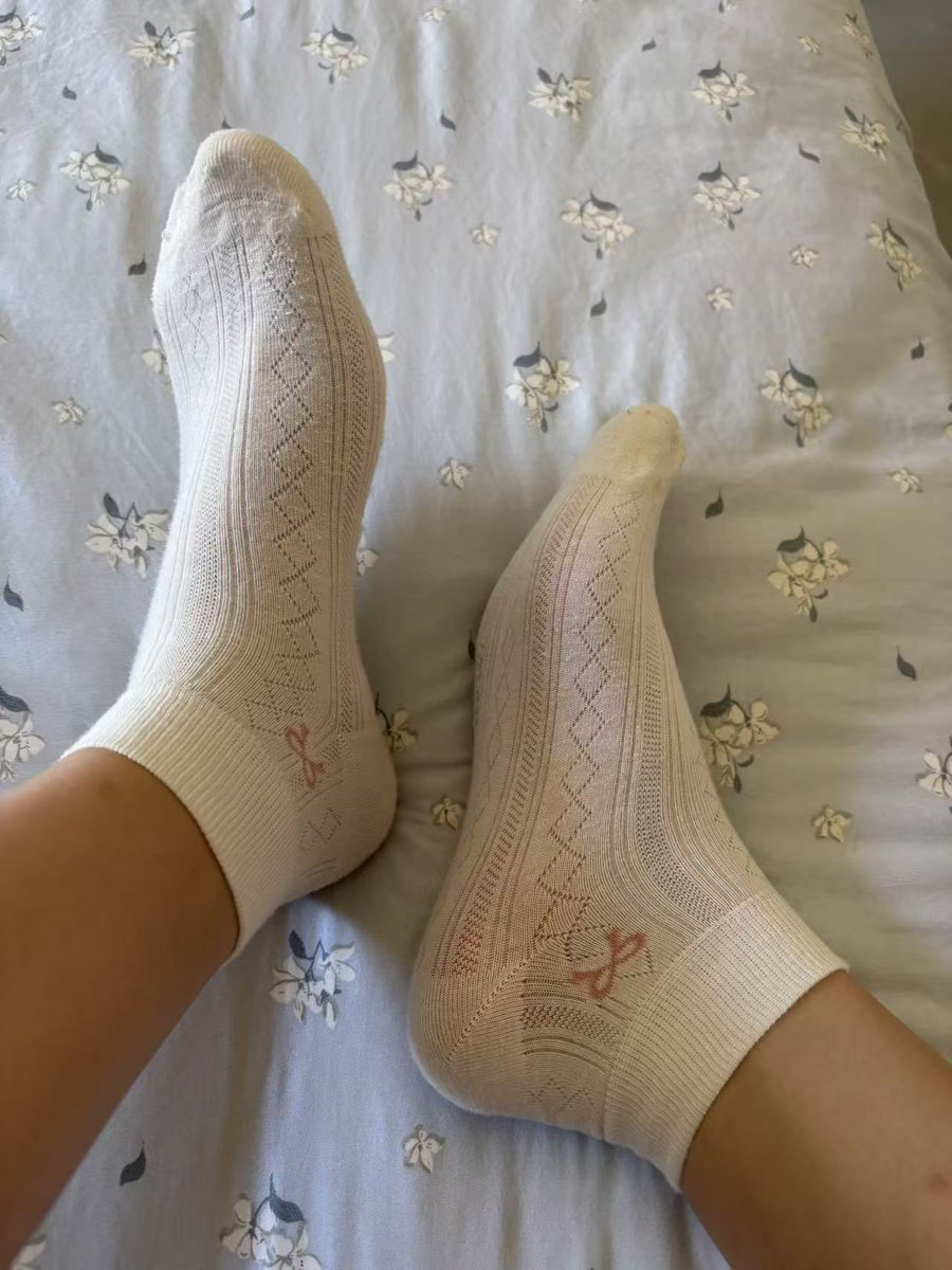 yunwi48625042's tweet photo. 睡觉之前吸一口我的袜子，你会睡的更香哦
点赞转发，抽一个粉丝，送出一双白棉袜 https://t.co/8tHxhQ1VyD