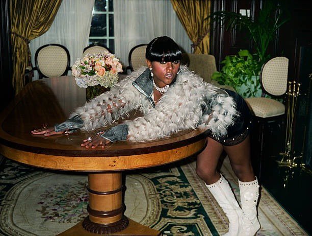 KORDEICLUB's tweet photo. lil kim photographed by gillian laub at her home in los angeles for ‘w magazine’ (2005) https://t.co/Q5H8FAVsLX