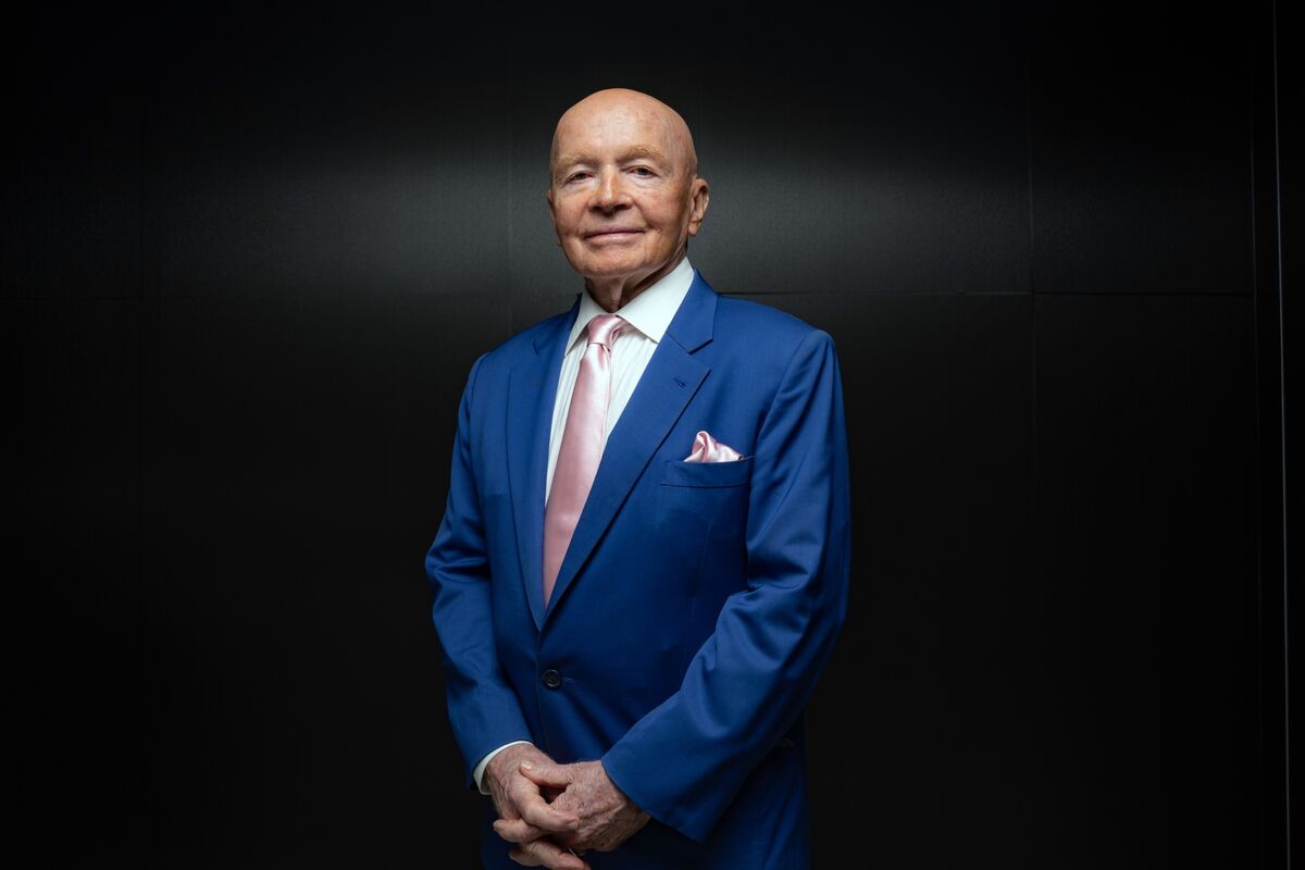paramuhendisim's tweet photo. Bu adam Mark Mobius.

Gelişmekte olan piyasaları herkesten önce keşfetti ve milyarlarca dolar kazandı. 

Mark Mobius’tan 30 Yatırım Tavsiyesi:

1. “Yatırım yapmanın en iyi zamanı belirsizliğin yüksek olduğu zamandır.” https://t.co/q6rRx4LHEd