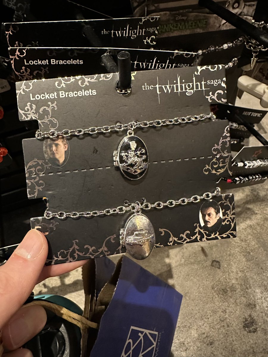 plant_f00d's tweet photo. HOT TOPIC HAS CHARLISLE BRACELETS https://t.co/TpBDOnOLxG