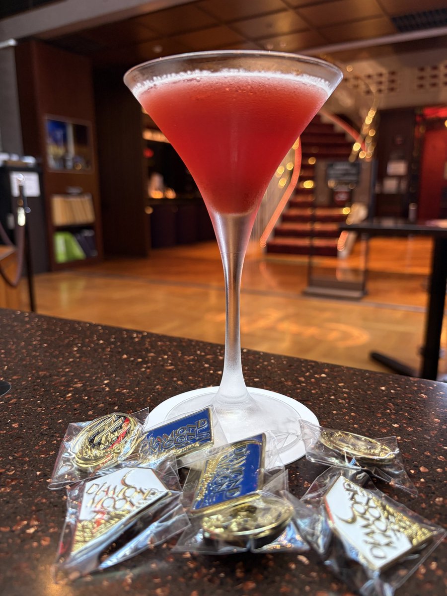 sevenseas02's tweet photo. 【ソングカクテル🍸バーボン人生】

バーボン、紅茶、オレンジリキュール、クランベリージュースをシェイク。華やかな味わいのショートカクテル。

マジで美味いっす！

#矢沢永吉
#永ちゃん
#E_YAZAWA
#EIKICHI_YAZAWA
#YAZAWA
#DIAMONDMOON
#DIAMOND_MOON https://t.co/mksI7DHnRX