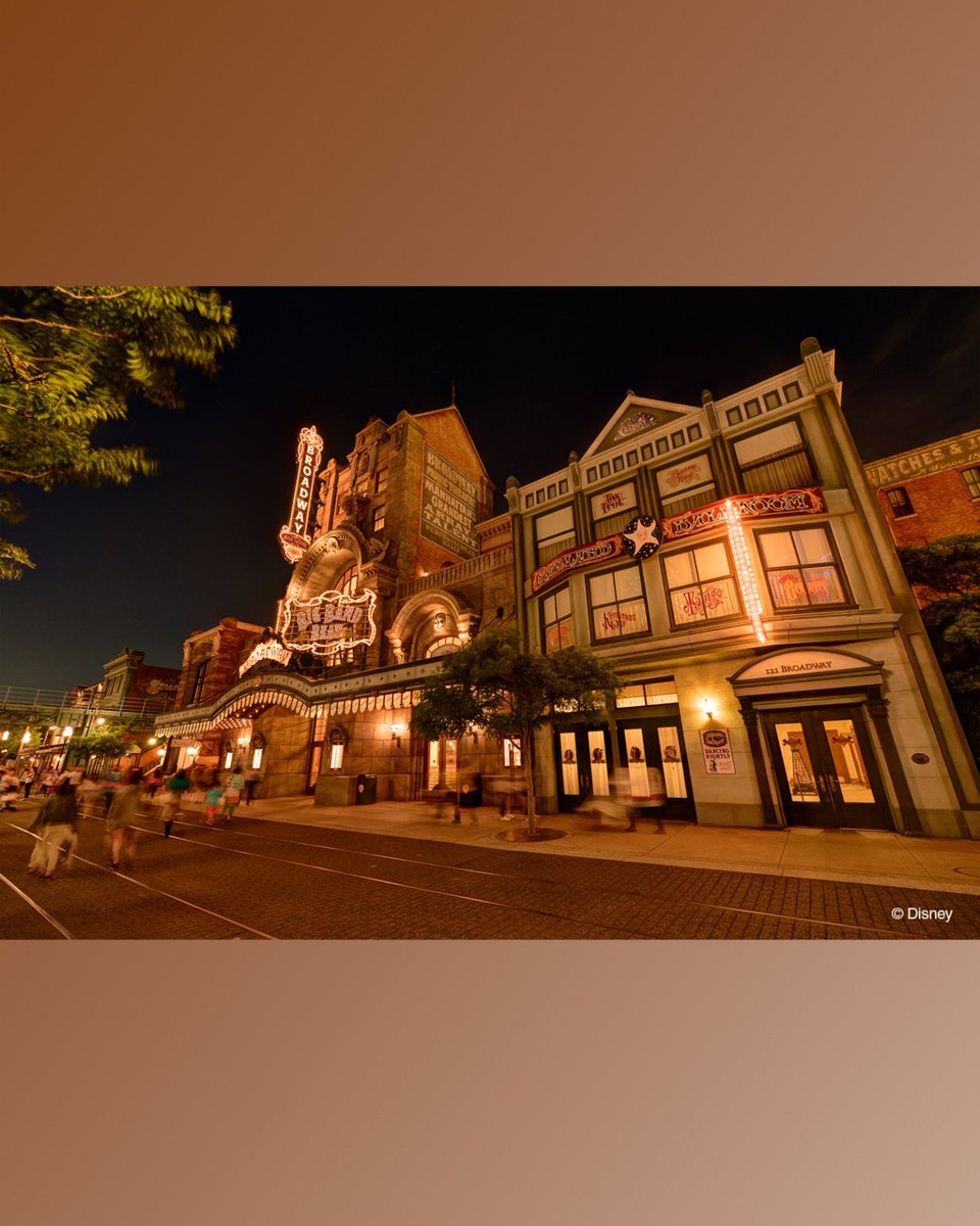 tdr_415's tweet photo. ━━━━━━━━━━━
#東京ディズニーシー

ついに発表！！！！

新エンターテイメントプログラム
「ブロードウェイ・ミュージックシアター」

2027年秋にスタート！
「ブリング・ザ・リズム！」

ブロードウェイのスタイルをベースに斬新にアレンジされた音楽にのせて、シンガーによる生歌唱やミュージシャンによる生演奏、そしてディズニーの仲間たちとダンサーによる華麗で多彩なダンスが、ダイナミックな光や映像の演出と相まって、舞台となる大都会の街並みを巡っているような体験へいざなう没入感あふれる新しいステージショー！
 
本格的で圧倒的なライブエンターテイメントにみんなで期待しよう！

#TDR_info