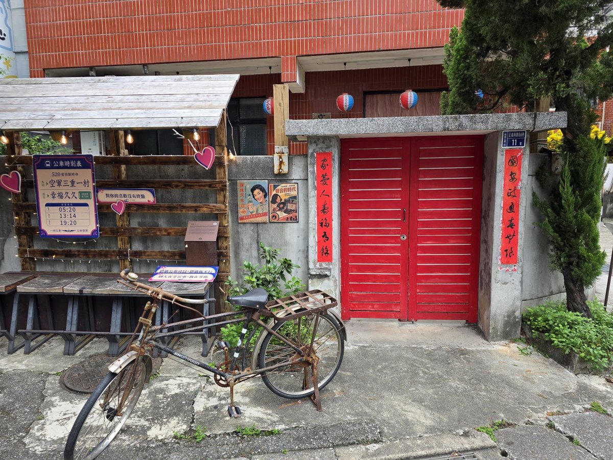 moguots's tweet photo. 真新しい建物よりも、年季の入った壁や扉、そこに刻まれた暮らしの気配に、どうしようもなく惹かれてしまう https://t.co/clgLpq6dyq
