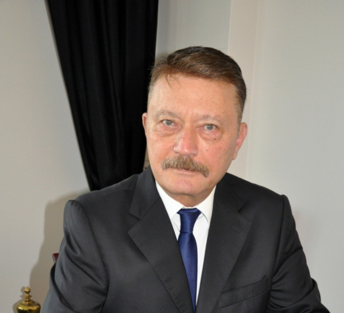 ToplumsalMht171's tweet photo. Eski MİT görevlisi Kaşif Kozinoğlu'nun şüpheli ölümüne ilişkin yürütülen soruşturma kapsamında, aralarında eski Albay Hasan Atilla Uğur'un da bulunduğu 4 kişi hakkında gözaltı kararı verildi. https://t.co/PEaurcqpG1