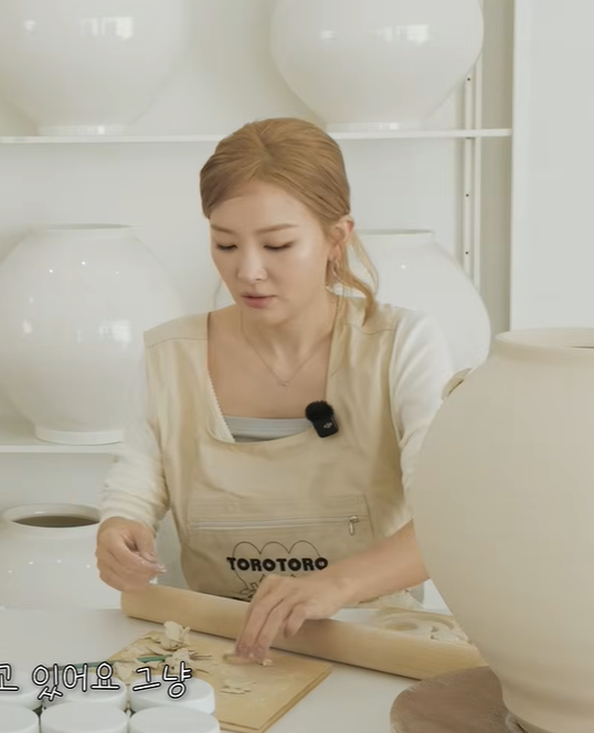 AboutMusicYT's tweet photo. Red Velvet's Yeri and Seulgi talk about their car accident in 2016, which was reported as "minor" at the time:

Yeri: "We got into a taxi accident, I was actually quite injured."

Seulgi: "Fortunately, I wasn't seriously hurt, but when I looked to the side, I saw Yeri bleeding."

Yeri: "I was actually hospitalized and received treatment for a very long time. Since the accident happened while turning a curve on my side, the driver and Seulgi weren't hit that hard, but I was thrown forward. We've had a bit of car trauma ever since. The white of my eye was completely red and burst, and my eyeball was sunken in a bit. I agonized over whether or not to have surgery for a very minor issue, but I decided against it and am just living with it now.

I think it was somewhere in between the Russian Roulette activities or something. The news came out saying it was a minor accident, but I was actually seriously injured when it wasn't minor at all."